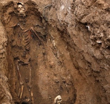 La fosa del cementerio de Guadalajara que ha exhumado la ARMH por orden de la Justicia de Argentina.- REUTERS